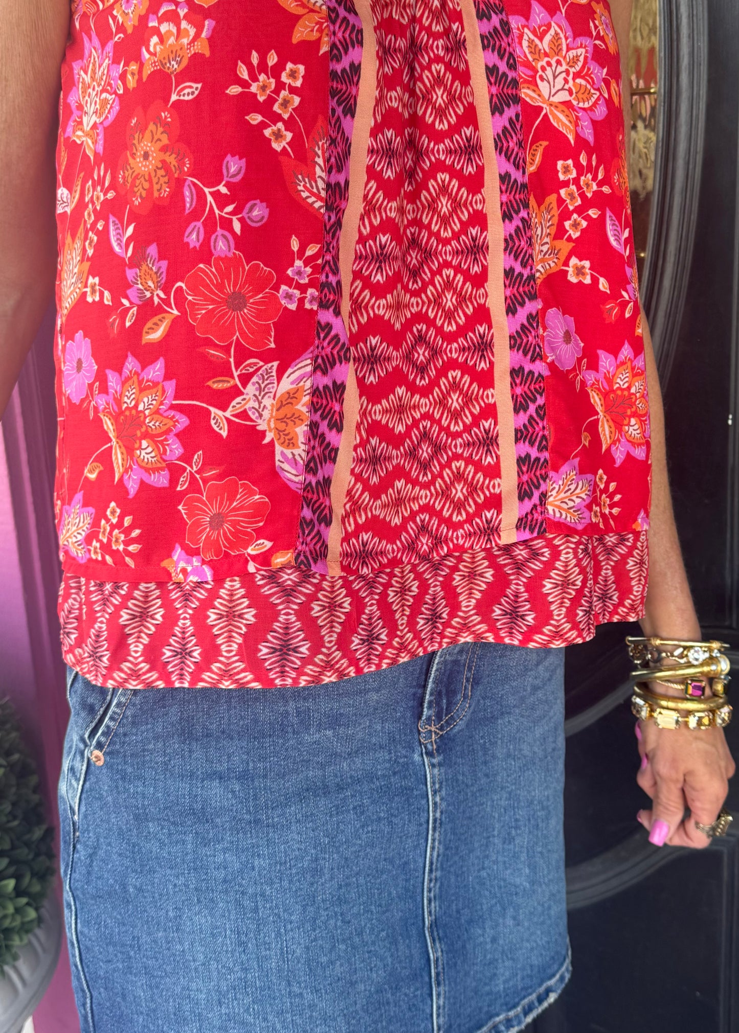 Red Floral Slvless V-Neck Top