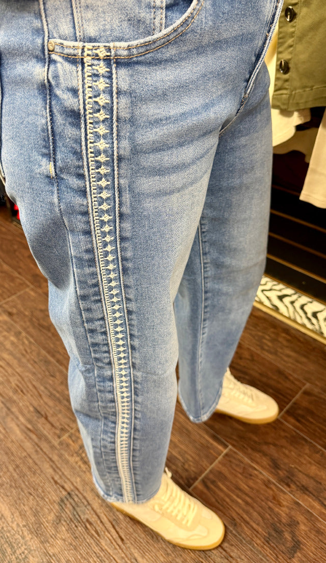Med Barrel Emb Detail Jean